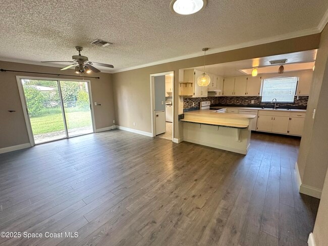 Building Photo - 350 Vesta Cir