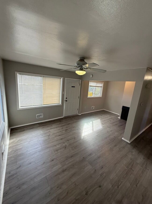 Building Photo - FREE 50in FLAT SCREEN TV Move in Special!!...