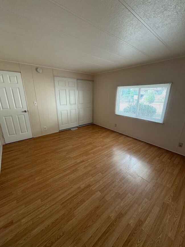 Building Photo - Beautiful rehabbed manufacture home in Lak...