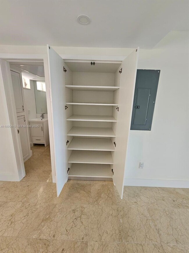 Building Photo - 2905 Point E Dr