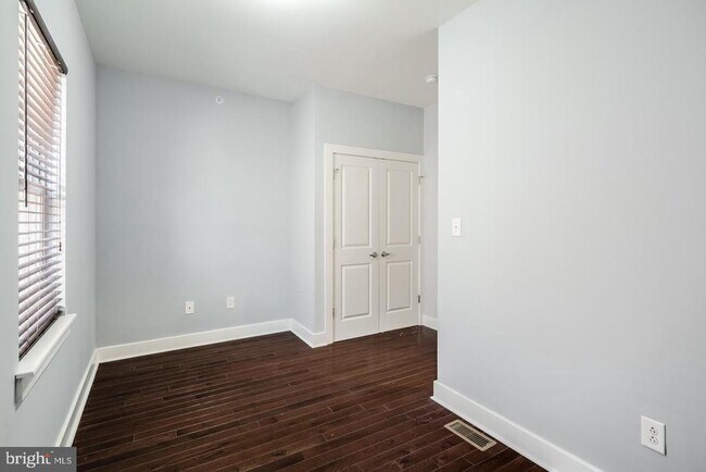 Building Photo - 2012 W Girard Ave