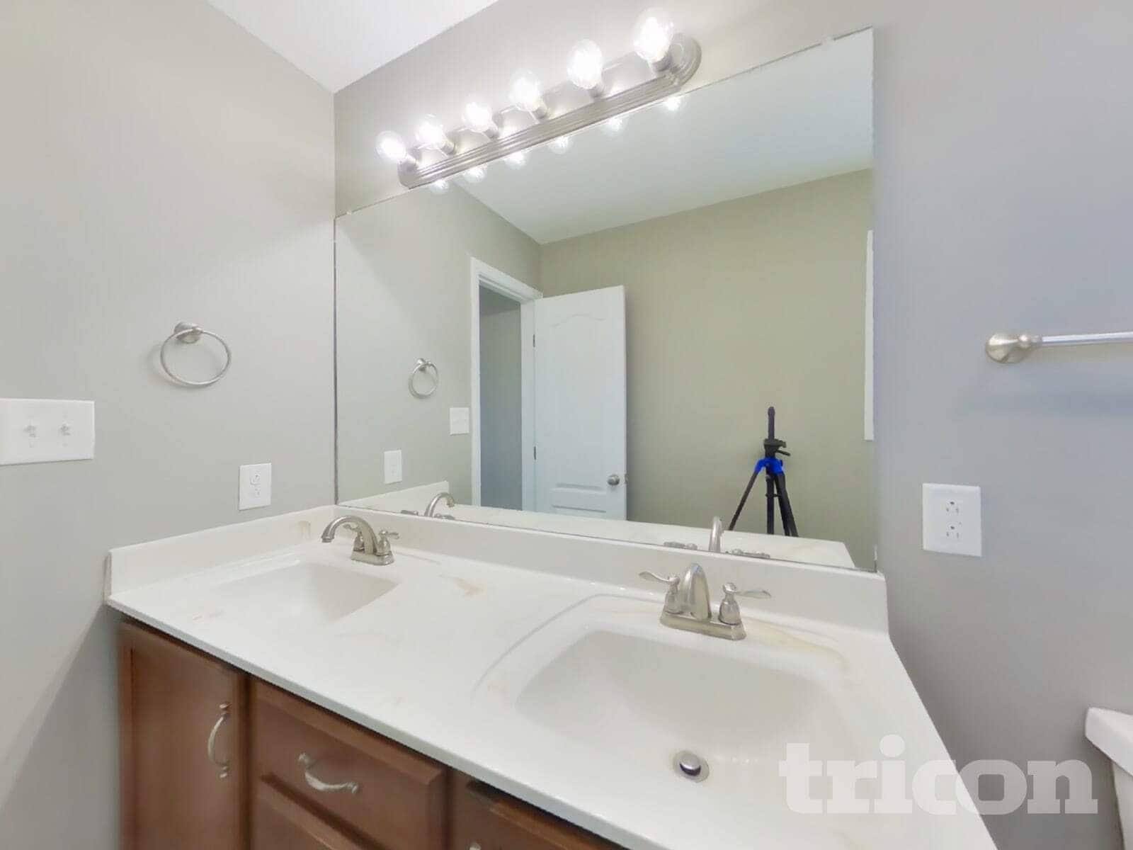 Building Photo - 1335 Loren Circle