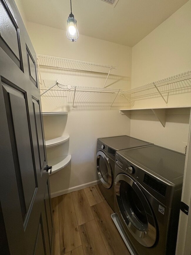 Building Photo - Gated community 2 Bedroom 2 Bath Condo