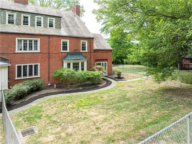 Building Photo - 705 E Beau St