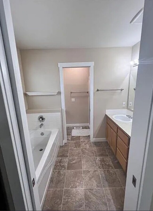 Building Photo - Great Neighborhood 3bd/ 2.5 Avail. Nov. 28th