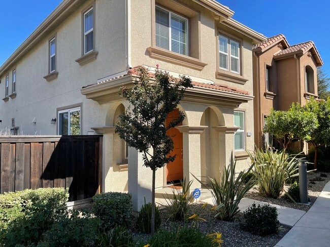 Building Photo - MODERN NEWER 3 BEDROOM 2 STORY FAIRFIELD *...