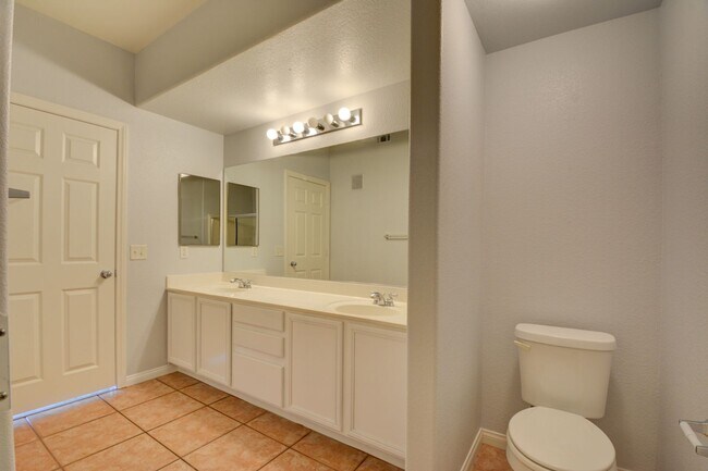 Building Photo - Beautiful / Spacious / Two Bedroom Condo /...