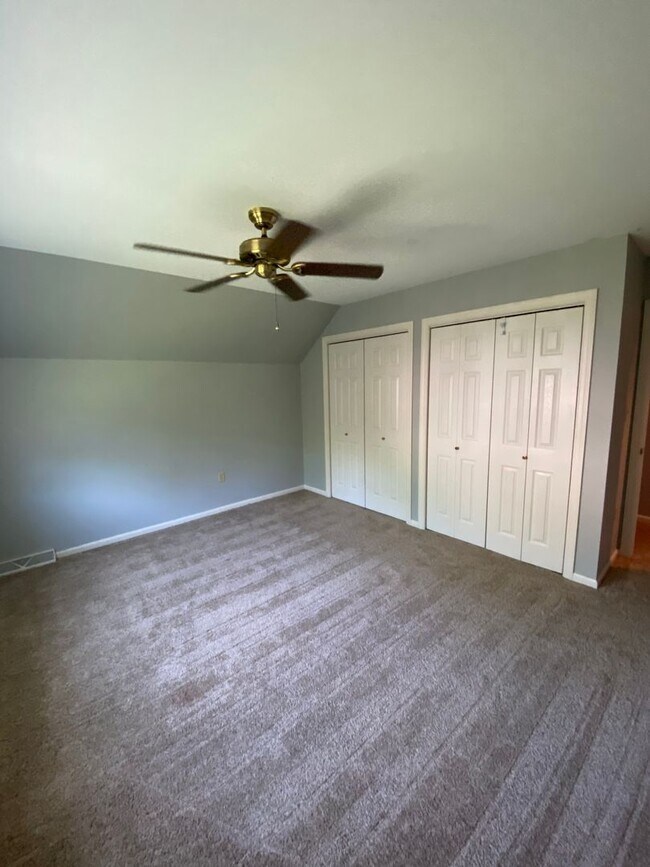 Building Photo - Beautiful 3 BR End Unit Townhouse in Summit Hills!