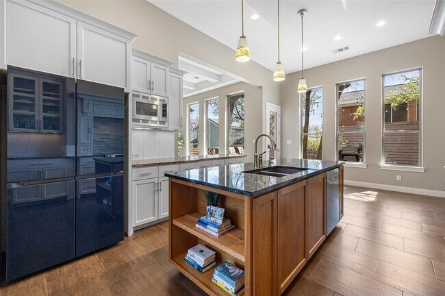 Building Photo - 1017 S Quinlan Park Rd