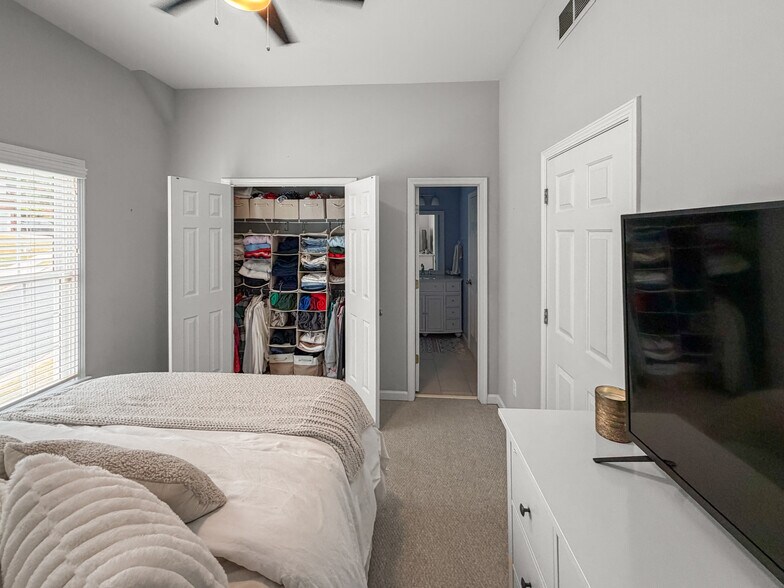 Building Photo - 1106 Glenrose Dr SE