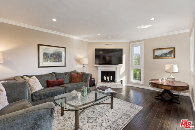 Building Photo - 11789 Montana Ave