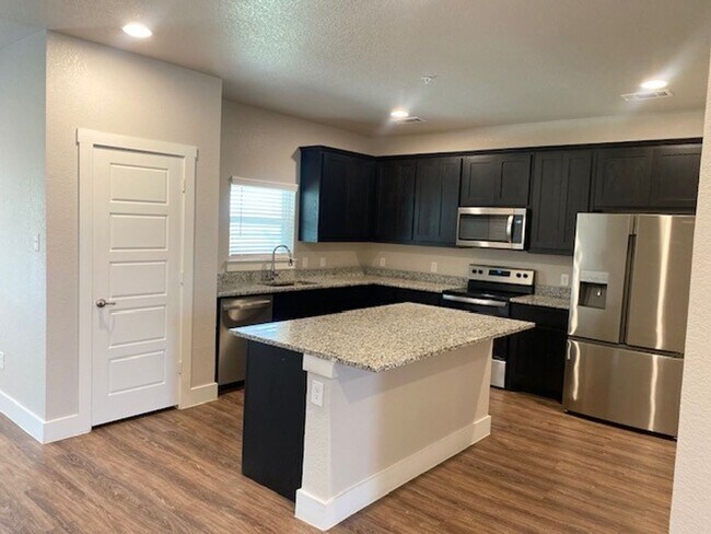 Building Photo - Large Townhome on corner lot