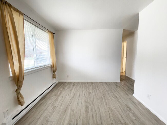 Building Photo - Your Next Home in the Heart of Yorktown Sc...