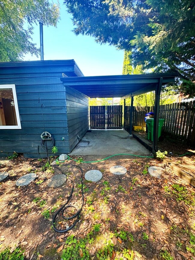 Building Photo - Beautiful 1-bedroom unit (half of a duplex...