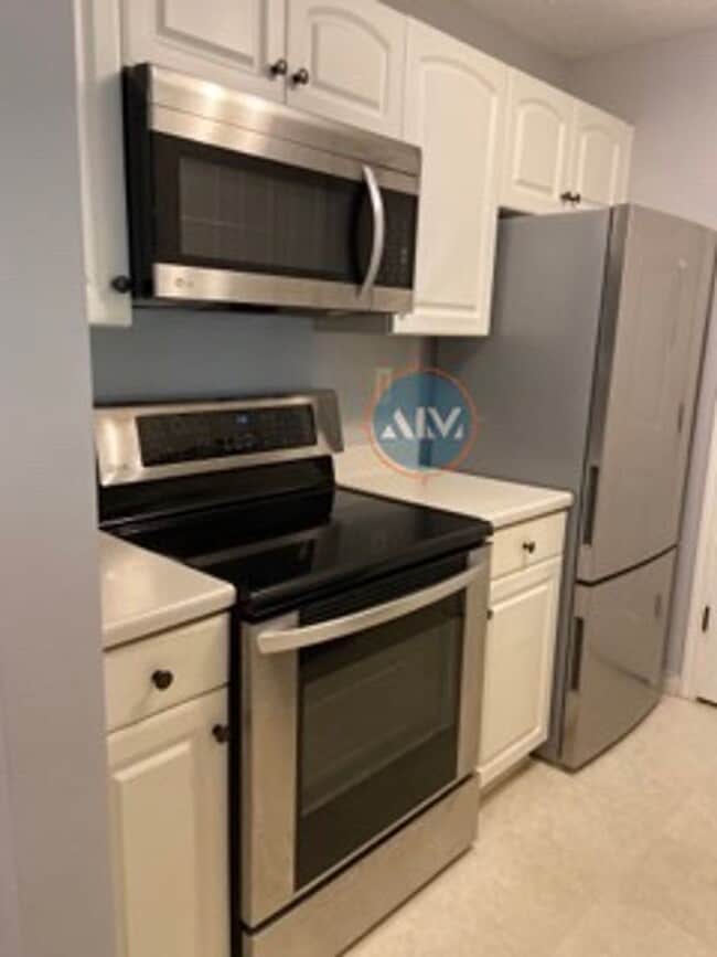 Building Photo - Second-Floor 1BR at The Estate at Westbury