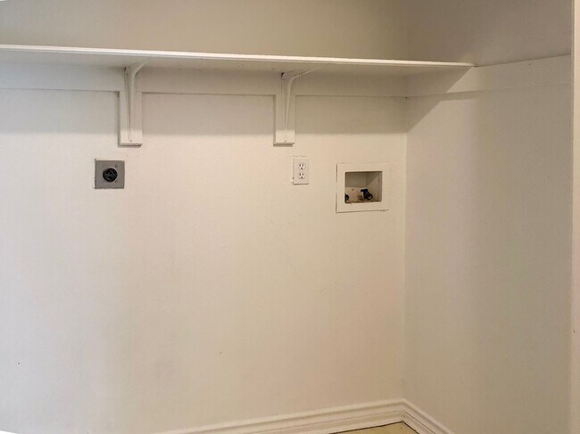Building Photo - 3 Bedroom / 2 Bath