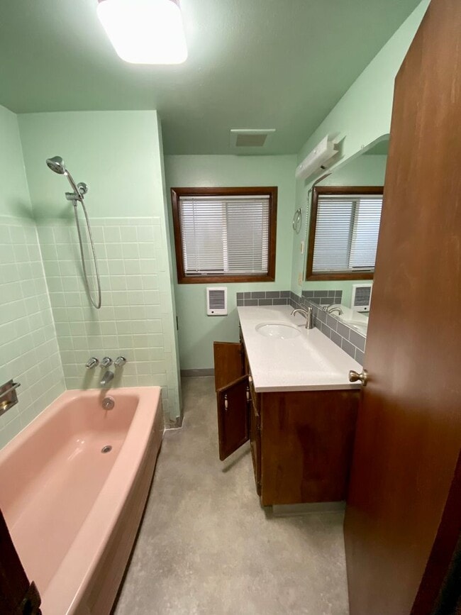 Building Photo - Large 3 Bedroom Split-Level Home With Office!