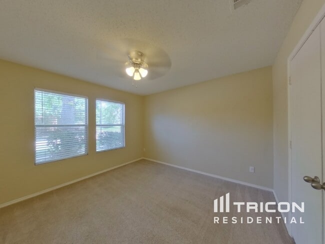 Building Photo - 537 Linacre Dr