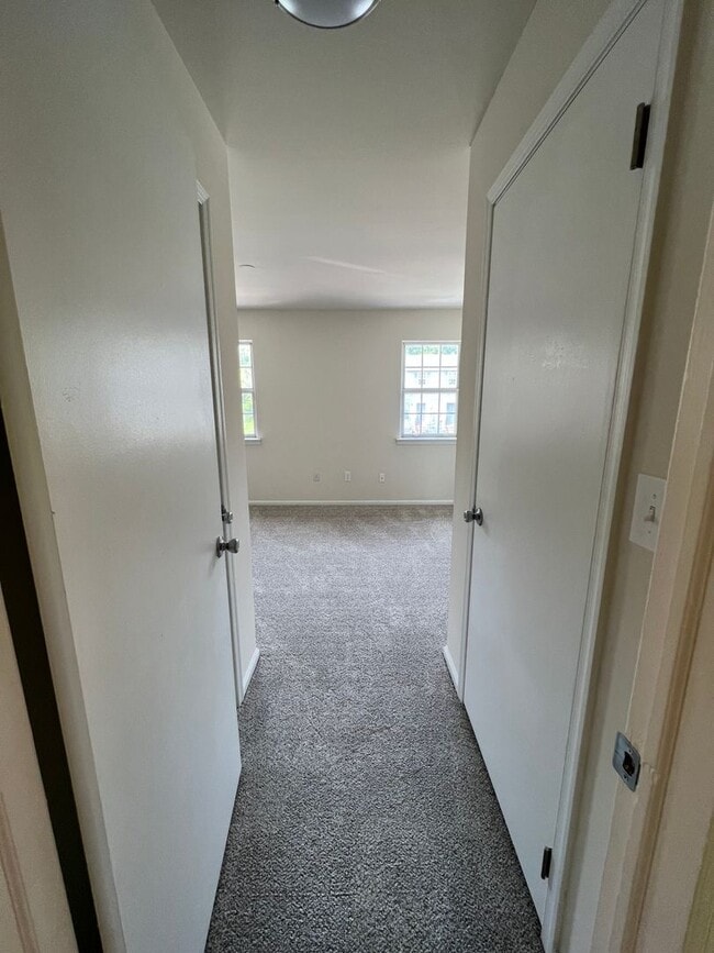 Building Photo - 3BR Townhome - Northampton School District