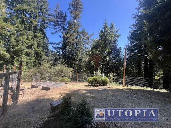Building Photo - 10585 Redwood Dr