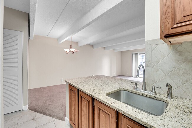 Building Photo - $1,395.00, stunning 1 bed, 1 bath condo in...
