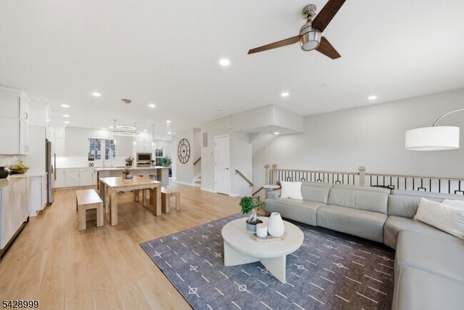 Building Photo - 19 Dahlia Dr