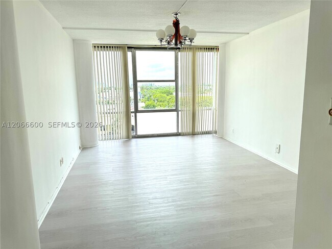 Building Photo - 900 Bay Dr E