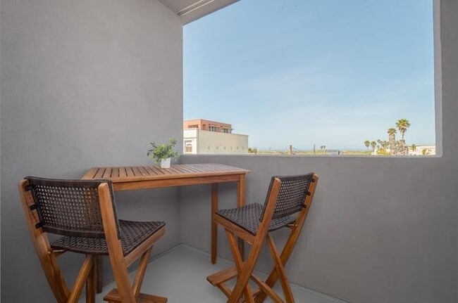 Building Photo - APARTMENT