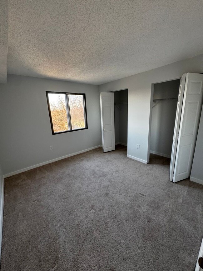 Building Photo - Bright & Spacious Condo in North Medford