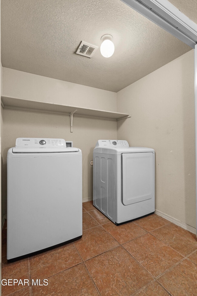 Building Photo - 12000 Prairie Ridge St