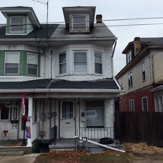 Building Photo - 1309 W Spruce St