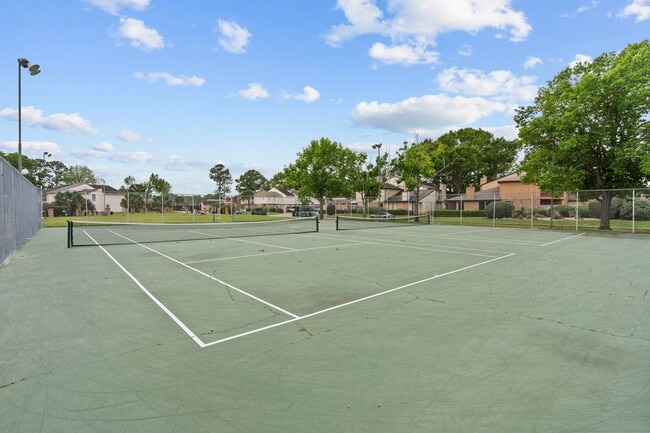 Building Photo - Beautiful 2 Bed, 2 Bath Townhome