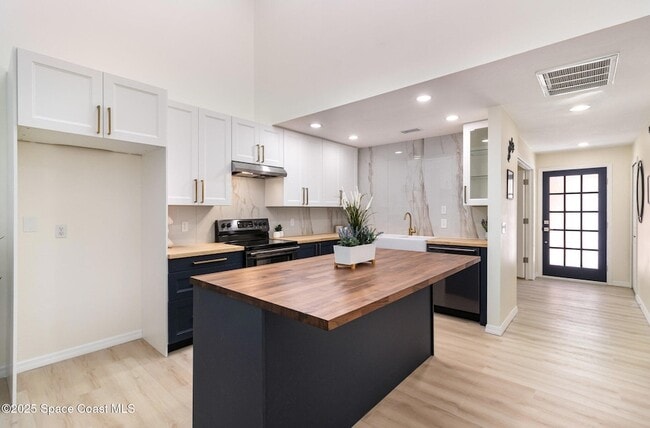 Building Photo - 165 Casseekee Trail