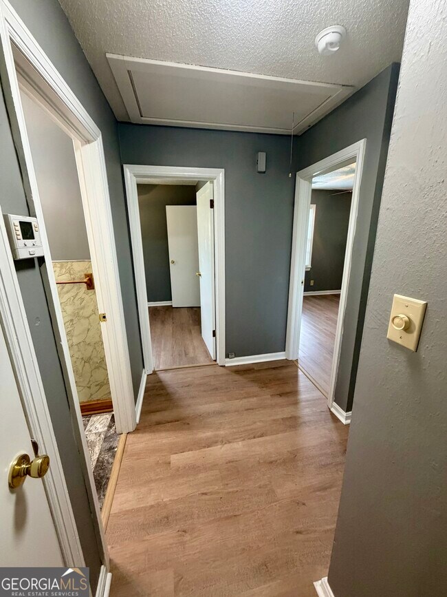 Building Photo - 208 Crescent Dr