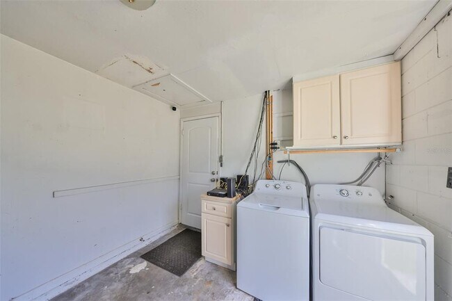 Building Photo - 6025 Florida Cir S