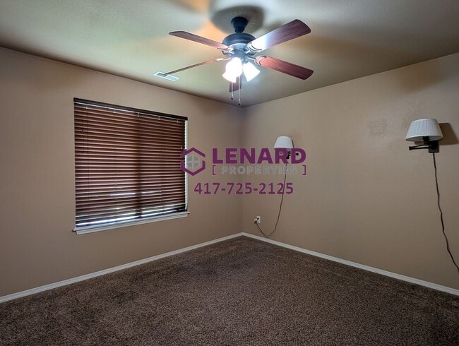 Building Photo - Beautiful 3 Bedroom House with Fenced in Y...