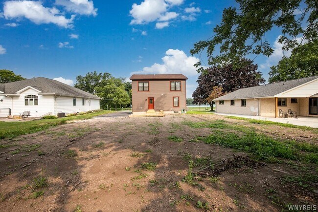 Building Photo - 4017 W River Pkwy