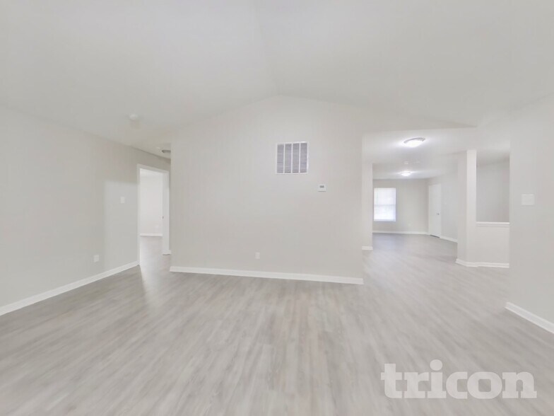 Building Photo - 3367 Pikes Peak Dr