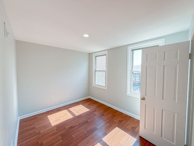 Building Photo - STUNNINGLY RENOVATED 5BR/2BA END UNIT ROW ...