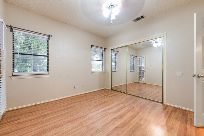 Building Photo - UT PRE-LEASE: 2 BR / 2 BA West Campus Condo - Walk to Campus - Newly Remodeled Kitchen