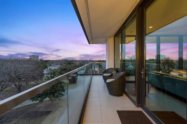 Building Photo - 3433 Westheimer Rd