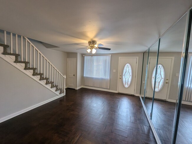 Building Photo - Large Home - Holmesburg