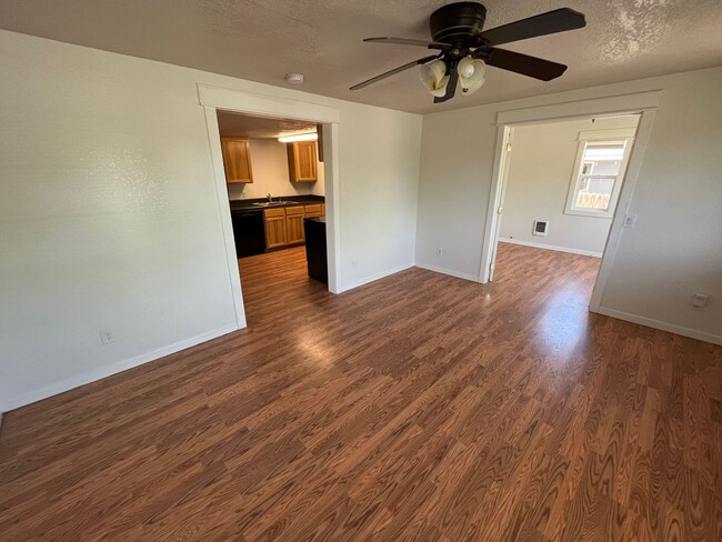 Building Photo - 2 Bed /1 Bath Home with Large Backyard and Great Location