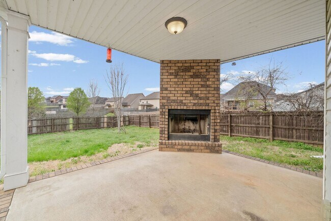 Building Photo - Three Bedroom with Bonus!