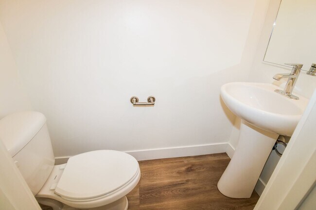 Building Photo - Modern 3 Bed, 2.5 Bath Pet-Friendly Home w...