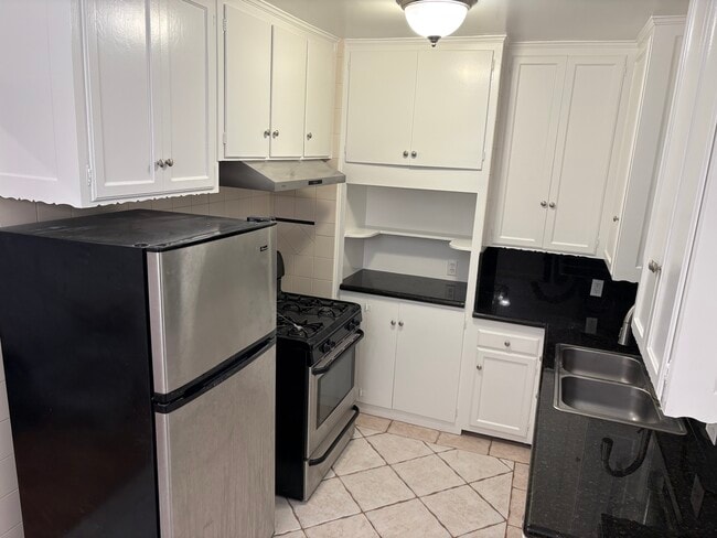 Building Photo - 1644 S Garth Ave