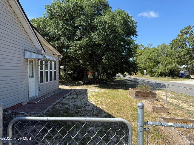 Building Photo - 1308 E Oak Island Dr