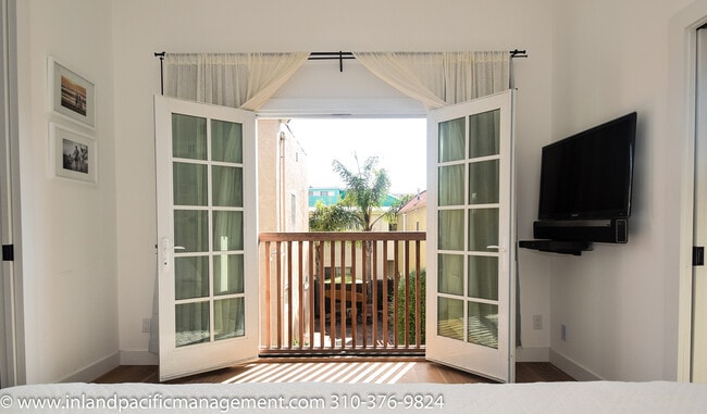 Building Photo - Exquisitely Remodeled Craftsman Style Home