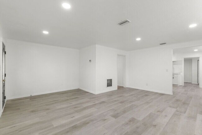 Building Photo - NEWLY RENOVATED Home For Rent in St Petersburg!