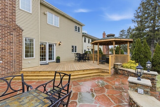 Building Photo - 395 Scott St